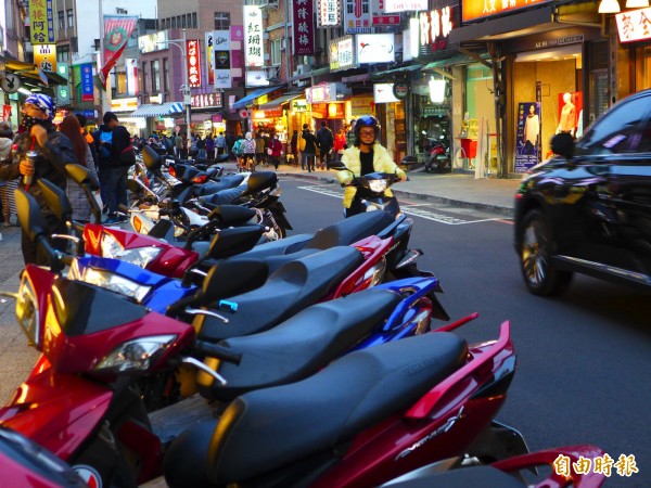 淡水老街路邊停車格使用率極高，時有違規停放情形。（記者李雅雯攝）