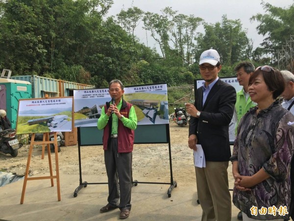 立委劉建國（中）為解決湖山水庫人文生態館興建爭議，至湖山水庫舉辦公聽會。（記者詹士弘攝）