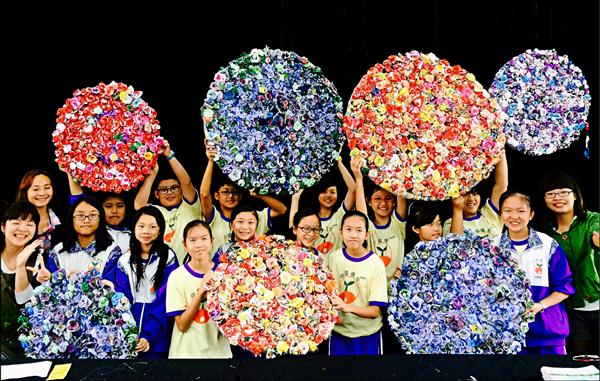 板橋國中三百多位學生利用廢棄旗幟，創作成三千朵布玫瑰。（板橋國中提供）