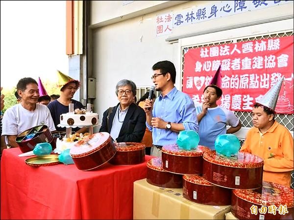 資深媒體人溫紳（左三）捐出比賽獎金購買餅干，送給希望工場學員慶生。（記者黃淑莉攝）