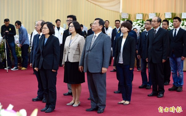 民進黨總統參選人蔡英文到自由時報大樓，悼念自由時報創辦人林榮三。（記者陳志曲攝）