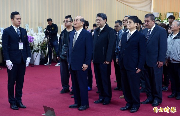 台聯黨主席黃昆輝率領台聯立委及黨員到自由時報大樓，悼念自由時報創辦人林榮三。（記者陳志曲攝）