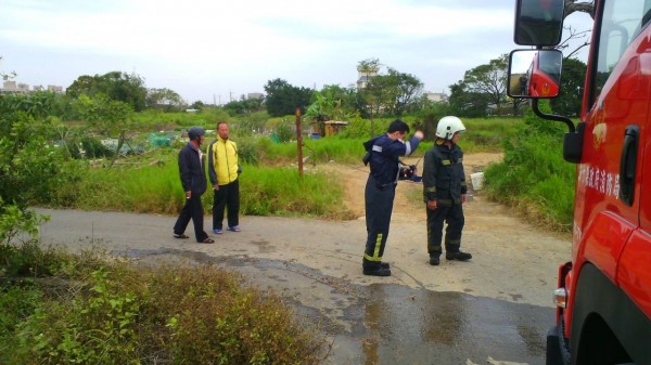 新竹縣新豐鄉雜草火警旁，發現1名男子倒臥路邊，無生命徵象，已送醫急救。（記者廖雪茹翻攝）