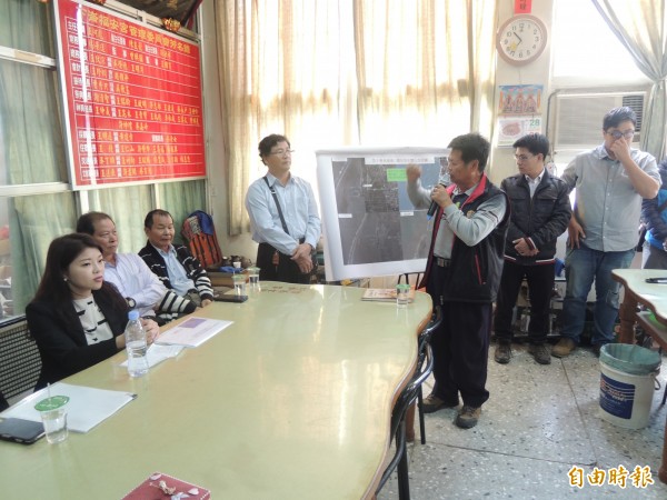 養殖業者（右三）與漁民抗議萡子寮漁港航道堵塞，造成漁民作業及養殖業者取水困難。（記者陳燦坤攝）