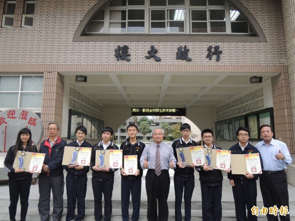 新竹高工學生參加今年全國工科技藝競賽，十六名參賽選手有十人獲金手獎及優勝，其中有六人獲金手獎，表現亮眼。（記者洪美秀攝）