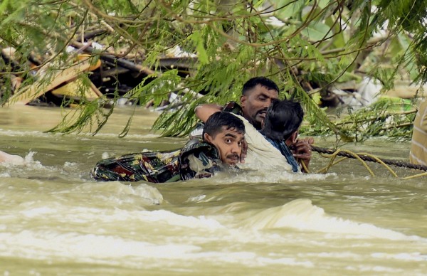 印度泰米爾那都州（Tamil Nadu）遭遇百年最大洪災，尤其首府清奈市豪雨成災，全市淹水。（美聯社）