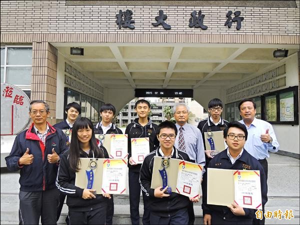 新竹高工學生參加今年全國工科技藝競賽，16名參賽選手有10人獲金手獎及優勝，其中有6人獲金手獎，表現亮眼。（記者洪美秀攝）