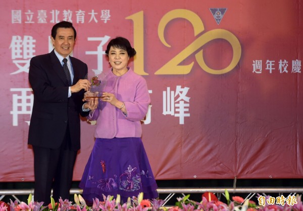 國立台北教育大學今天舉行120年校慶，馬英九總統也到場祝賀，校方邀請馬英九（左）頒發學校「傑出貢獻獎」，包括聲樂家簡文秀（右）等人獲獎。