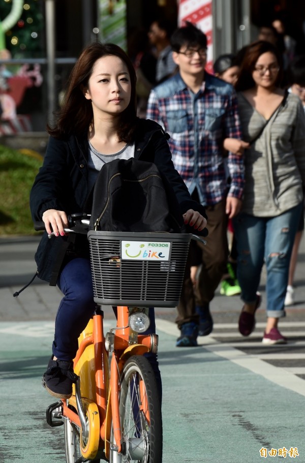 中央氣象局指出，今天（５日）白天氣溫將比昨天回升，但迎風面的東半部和大台北東側仍有局部短暫雨。（資料照，記者簡榮豐攝）