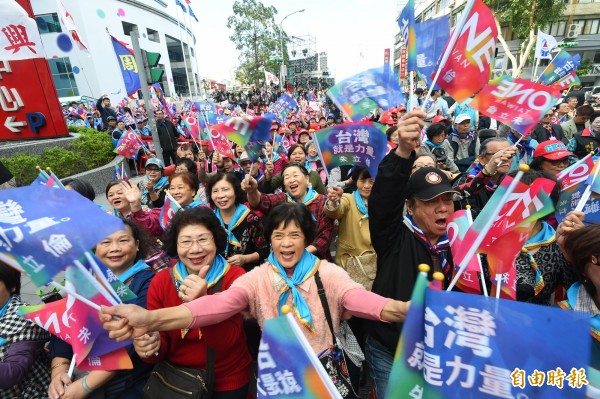 國民黨總統候選人朱立倫今舉行全國競選總部成立大會，許多支持者到場加油。（記者張嘉明攝）