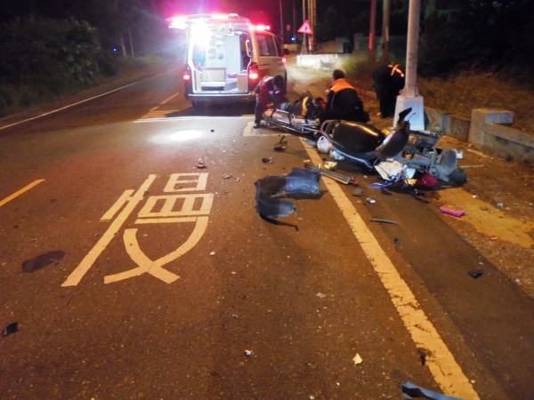 車禍現場汽車零件散落一地，機車騎士送醫。（記者鄭旭凱翻攝）