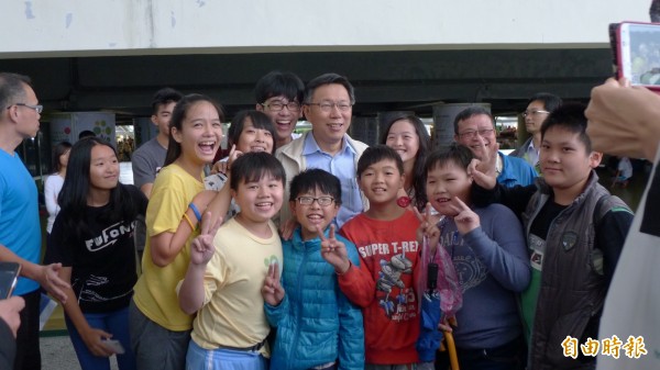 台北市長柯文哲參訪園藝大展，現場被許多小學生包圍要求簽名，儼然是一場粉絲簽名會。（記者游蓓茹攝）