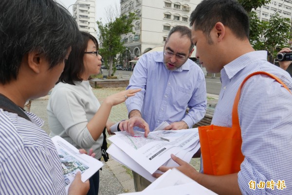 府城軸帶景觀規劃案，台南社大與台南公民智庫，邀請西班牙薩拉戈薩（Zaragoza）市中心區更新計畫主持人Juan Pradas（中），與市府官員交流意見。（記者洪瑞琴攝）