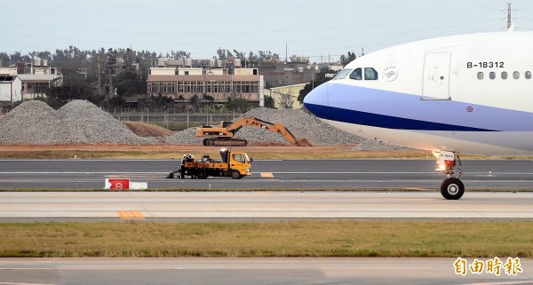 桃園機場公司將北跑道完工時間提前15天，以25日完成啟用為目標，跑道工程人員加緊作業，民航局7日起將進行查核機飛測。（記者朱沛雄攝）