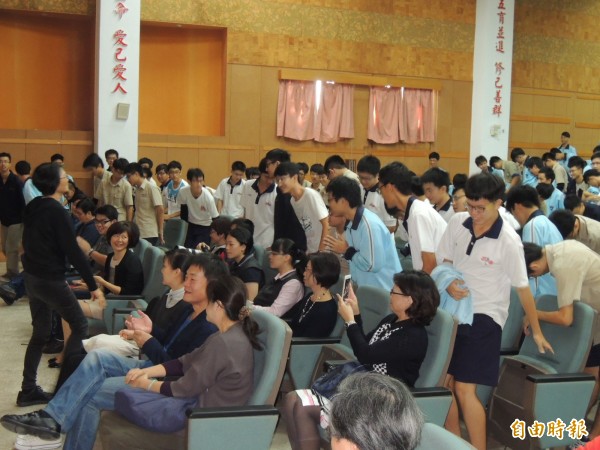 台南一中學生出書《府城文青地圖 》，周美青（左立一）到訪勉勵，與學生溫馨互動。（記者王俊忠攝）