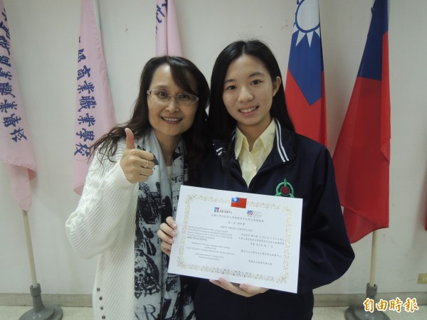新竹高商學生曾心彤參加全國高中生英文演講比賽,在54組選手中拿到第一名,口語表達能力相當好,讓指導老師謝淑娟都說讚。(記者洪美秀攝) 新竹高商學生曾心彤參加全國高中生英文演講比賽,在54組選手中拿到第一名,口語表達能力相當好,讓指導老師謝淑娟都說讚。(記者洪美秀攝)