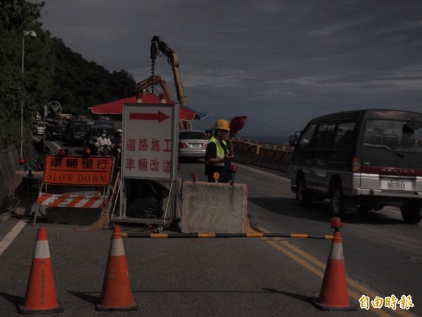 南迴台九線拓寬，交管人員經警指導，指揮手勢更專業。（記者陳賢義攝）