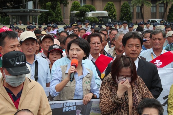 陳亭妃為安南區的民眾請願，為受到戴奧辛污染所苦的民眾申請補助，有如台南版的《永不妥協》。（記者王捷翻攝）