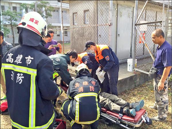 林姓外包工人在海軍陸戰隊登陸戰車大隊營區施工遭電擊，所幸生命徵象穩定。（記者蘇福男翻攝）