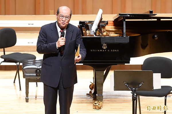 李登輝基金會6日在台北藝術大學舉辦李登輝感恩音樂會,李登輝基金會副董事長黃昆輝在致詞時,向出席來賓說明李前總統復原情形。(記者朱沛雄攝) 李登輝基金會6日在台北藝術大學舉辦李登輝感恩音樂會,李登輝基金會副董事長黃昆輝在致詞時,向出席來賓說明李前總統復原情形。(記者朱沛雄攝)
