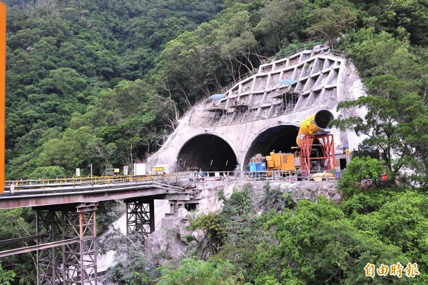 南迴公路改善拓寬隧道工程。（記者蔡宗憲攝）