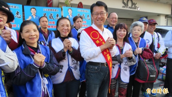 國民黨立委候選人吳威志一早就到斗六西市場拜票。（記者詹士弘攝）