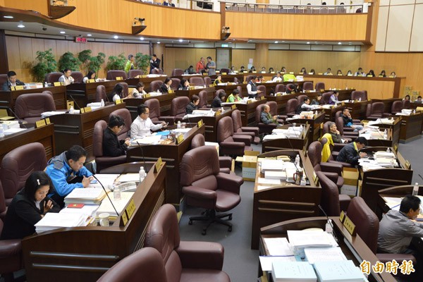 桃園市議會議員們利用12天時間完成一讀預算審查。（記者謝武雄攝）