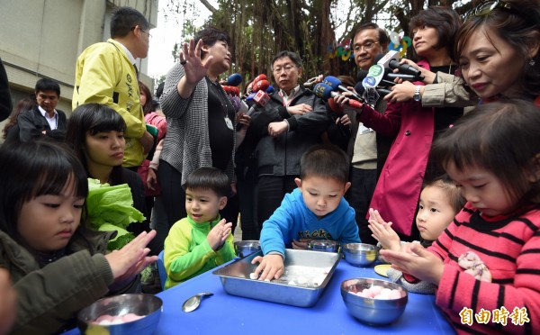 北市市政會議通過幼兒學費補助下修為4歲。圖為市長柯文哲（中）參觀幼兒園。（資料照，記者王敏為攝）