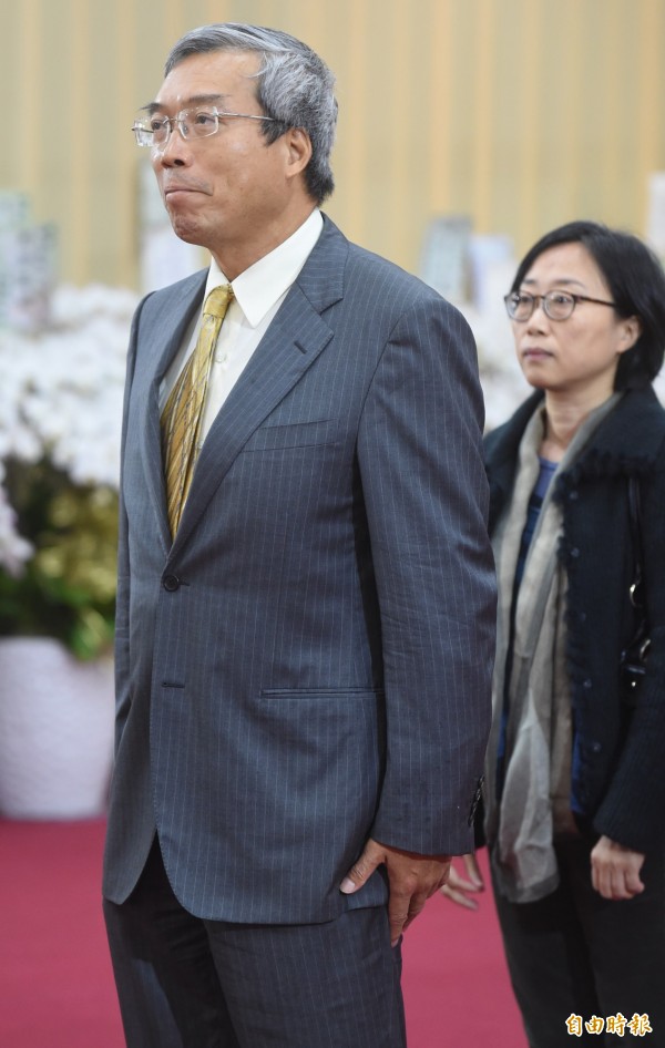 財金文化董事長謝金河（左）今天前往自由廣場大樓弔唁《自由時報》創辦人。（記者劉信德攝）