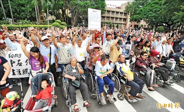 台鹼安順廠戴奧辛污染案，歷經七年訴訟，台南地院判賠一億六八一七萬元，圖為受害居民去年至行政院抗議。（資料照）