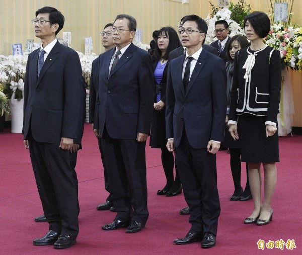 中華航空總經理張有恒（左）率集團成員弔唁自由時報創辦人林榮三先生。（記者陳志曲攝）