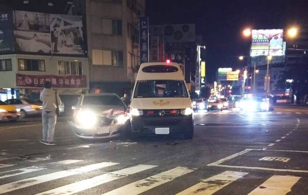 救護車直行時，與開車聽音樂的蔡男自小客車相撞。（記者張瑞楨翻攝）