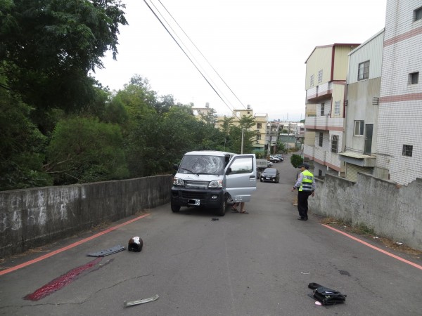 吳男酒醉駕駛白色小貨車撞上機車騎士，導致對方倒地頭部流血送醫。（記者何宗翰翻攝）