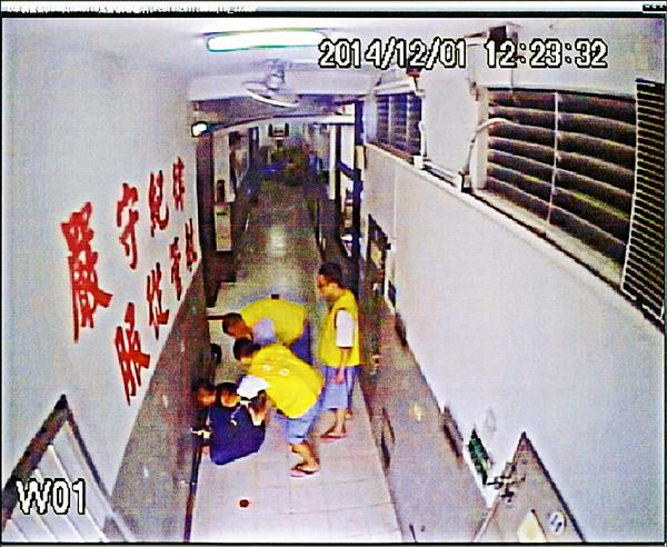 台北監獄前典獄長戴壽南與部屬等五人，不當使用戒具，受刑人林偉孝遭凌虐致死。根據監委取得的監視器畫面，北監三名舍房雜役正要將林偉孝綁在走廊的欄杆上，其中一名雜役還將右腳壓在林偉孝的身上。（監察院提供）