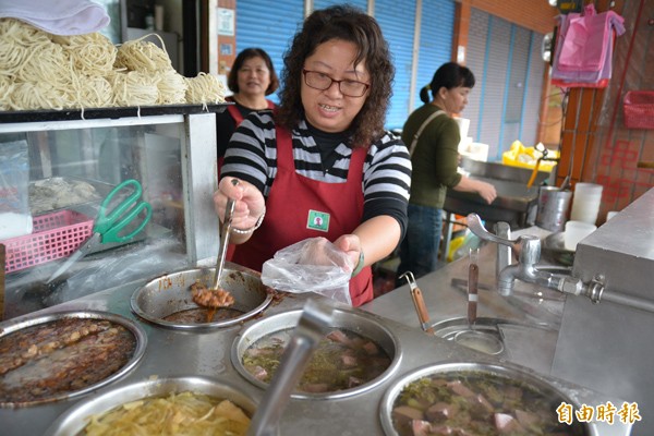 商家用透明塑膠袋裝熱食，但上面完全無標示，民眾根本不清楚其材質和耐熱程度。（記者朱則瑋攝）