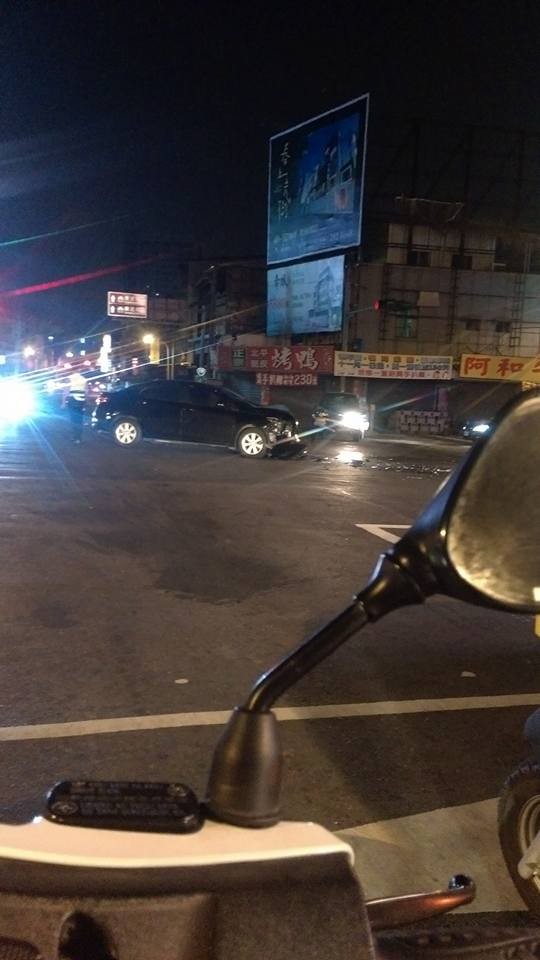 有台南的網友指出，近日中華北路二段及中央路路口發生一起車禍，警方獲報後便到場協助處理。（圖擷自爆料公社）