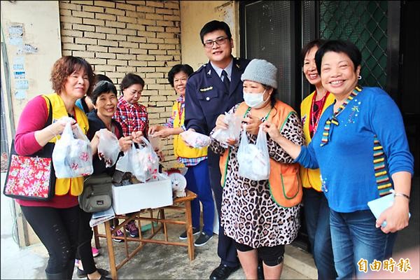 竹北警分局豐田所所長吳榮財（後中）用「所長茶葉蛋」，號召志工、鄉親一起幫朱阿嬤（右三）拉拔孫兒長大成材。（記者黃美珠攝）