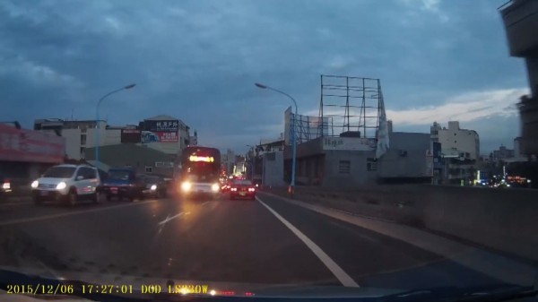 公車開過雙黃線闖到對向車道，逆行超越前車。（圖擷取自爆料公社）