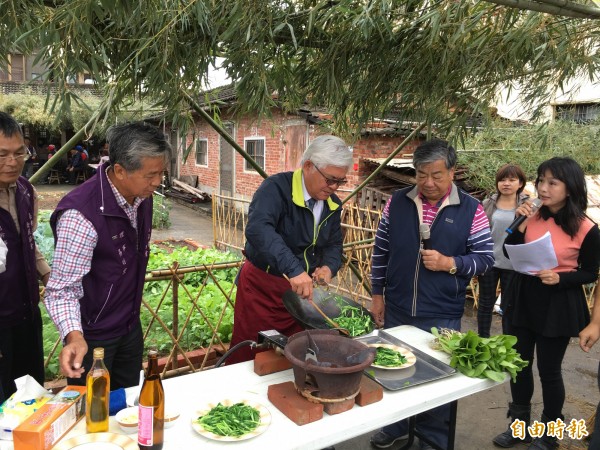 雲林縣長李進勇示範快炒青菜，架式十足。（記者黃淑莉攝）