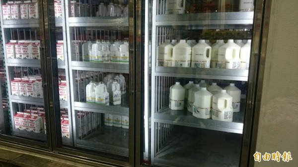 台南好市多今日下午冷藏櫃內的林鳳營鮮奶，數量已明顯變少。（記者王捷攝）