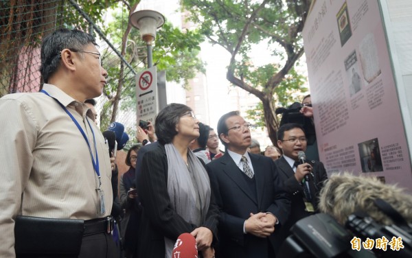 台北市長柯文哲（左一）今天參觀自由巷國際人權戶外特展。（記者王敏為攝）