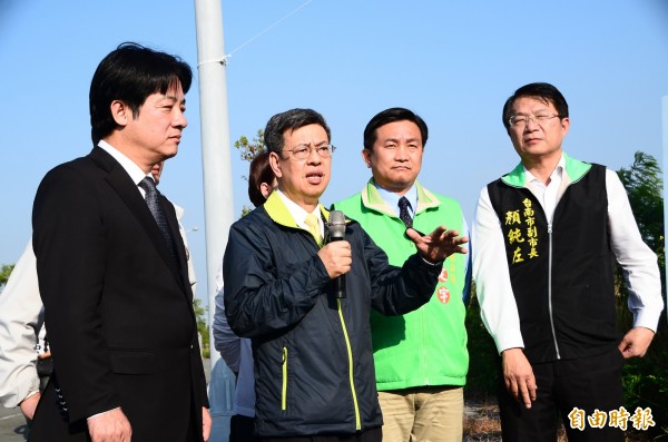 民進黨副總統候選人陳建仁（左2）視察中研院南部分院預定地阿，宣示未來會全力推動。（記者吳俊鋒攝）