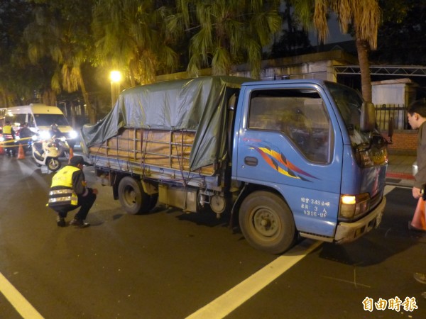 警方勘驗貨車車身上有無擦撞痕跡。（記者王冠仁攝）