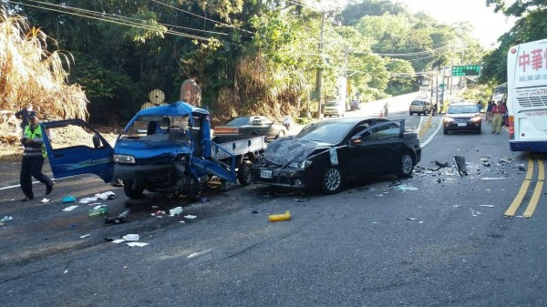 阿里山公路39公里處車禍，小貨車變形，張姓駕駛不幸死亡。（記者余雪蘭翻攝）