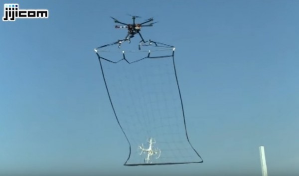 日本警方利用大型空拍機加上特製漁網，在空中「大機抓小機」。（圖片擷取自YouTube）