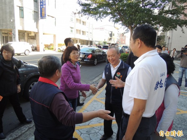 國民黨副總統候選人王如玄（左2），3天內兩度造訪苗栗，首次來挨批藍營選將沒人到，但今天縣長徐耀昌（左3）及立委徐志榮等人全程陪同。（記者張勳騰攝）