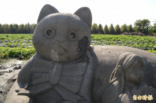 兩場豪大雨，田中泥雕作品，全面毀容。（記者顏宏駿攝）