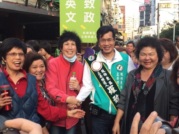 新北市板橋東區立委候選人羅致政今天邀請高雄市長陳菊到板橋重慶黃昏市場掃街拜票。（圖由羅致政競選辦公室提供）