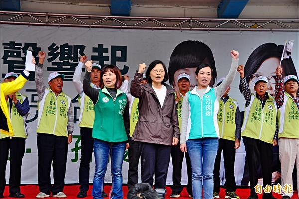 民進黨總統候選人蔡英文（前排中）出席民進黨立委候選人呂孫綾（前排右）在泰山明志國小舉辦的造勢大會，呼籲選民讓真正認真的人進國會。（記者郭顏慧攝）