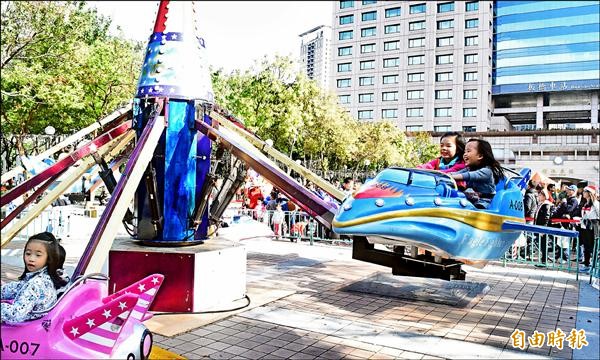 「頑童鬧冬遊樂園」開園，小朋友開心玩擎空飛梭。（記者陳韋宗攝）